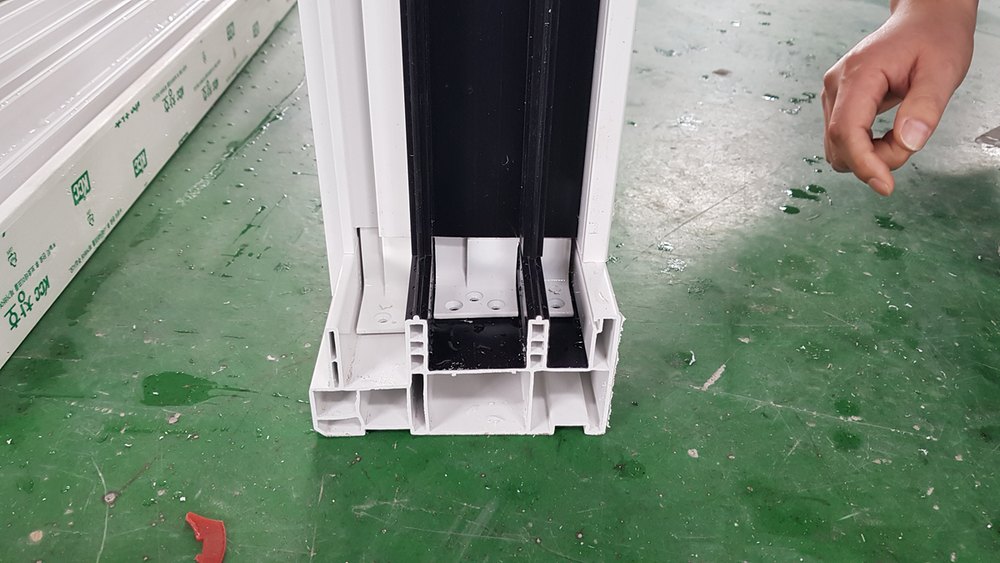 손님 공장 바닥에 세워 둔 PVC 창틀 자재의 끝 단면