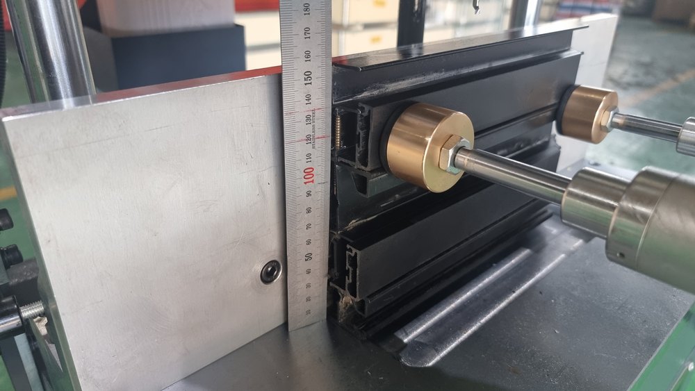 자로 높이를 재어 본 155mm 단열 2중창 창틀