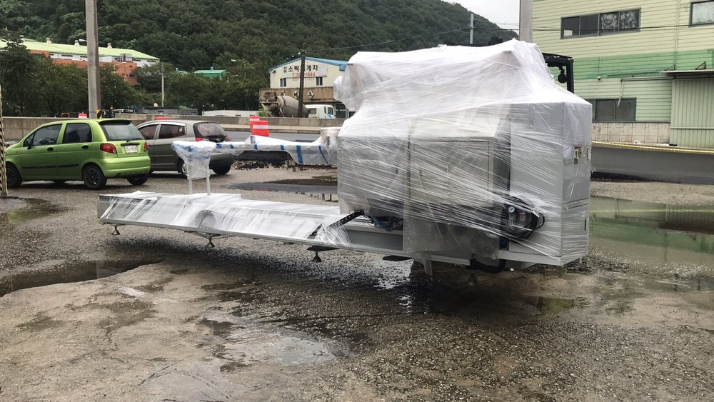 화물차에 싣기 전 포장한 본체
