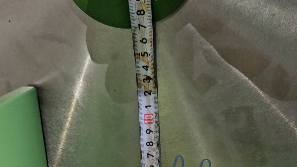 작업대 위로 올라온 톱날 높이를 잰 줄자