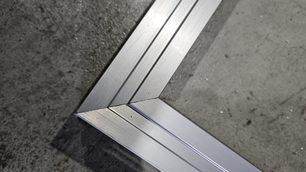 코너 이음매 앞면