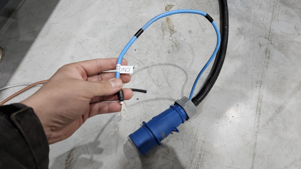 파란 플러그가 달린 전원 케이블