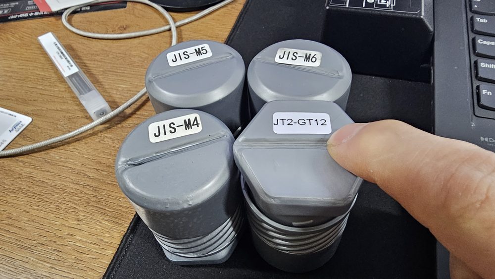 JIS-M4, JIS-M5, JIS-M6, JT2-GT12 이름표가 붙은 통
