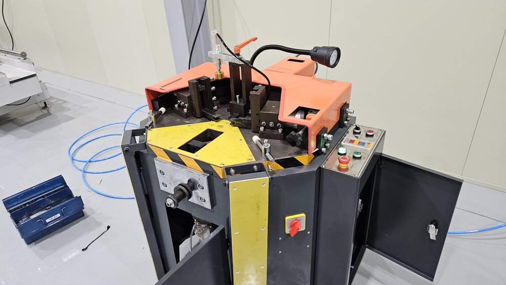고객 공장에 설치한 코너클램핑기 WTMC-140S