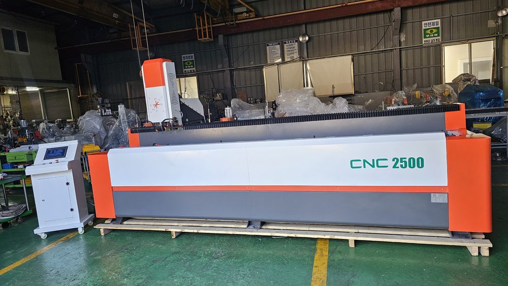 주황색과 흰색 외관의 2헤드 CNC 경첩 가공기 WTMM-CNC-C2500 전체 모습