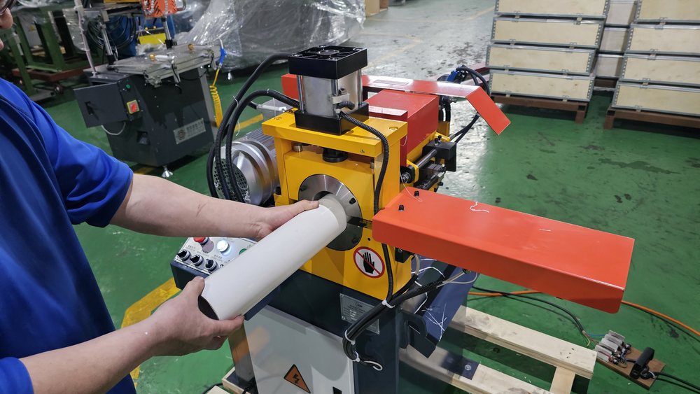 흰색 PVC 파이프를 앞쪽 구멍에 끼우는 모습