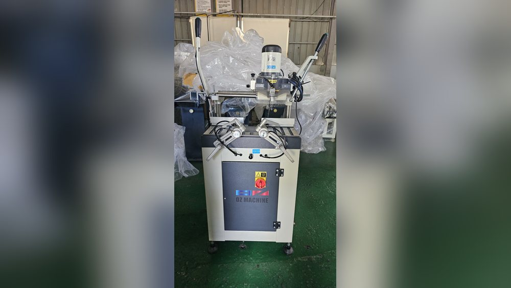 위쪽에 모터가 달린 OZ MACHINE 가공기