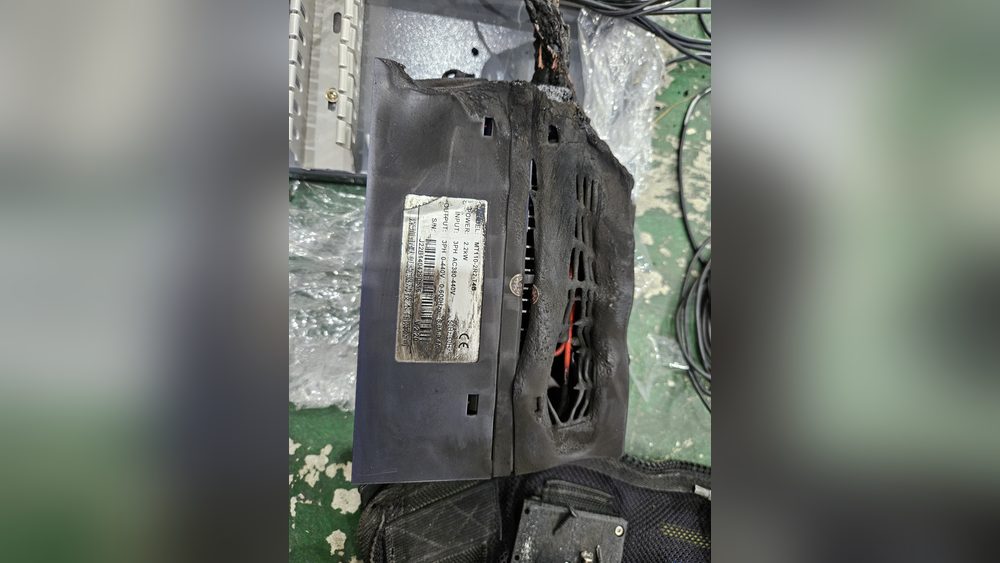 제어함에서 떼어 낸 교체 전 인버터