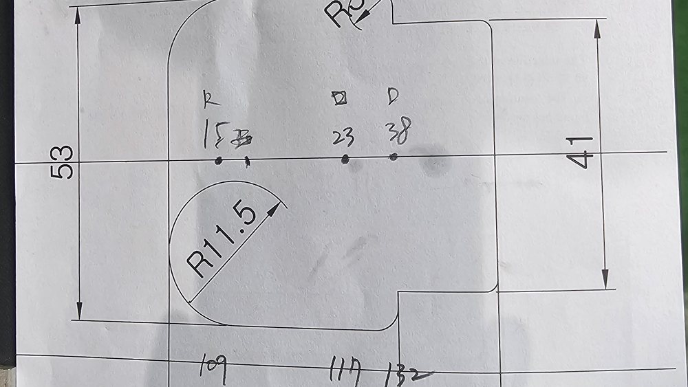 모서리가 둥근 네모 모양과 치수를 적은 도면