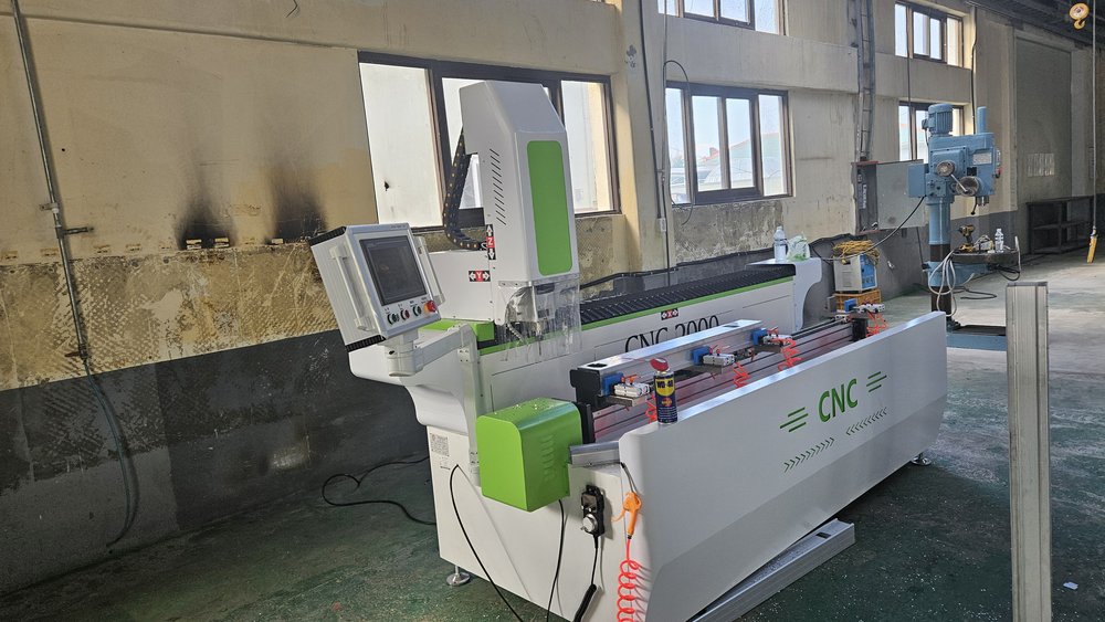 고객 공장에 설치를 마친 WTMM-CNC-2000