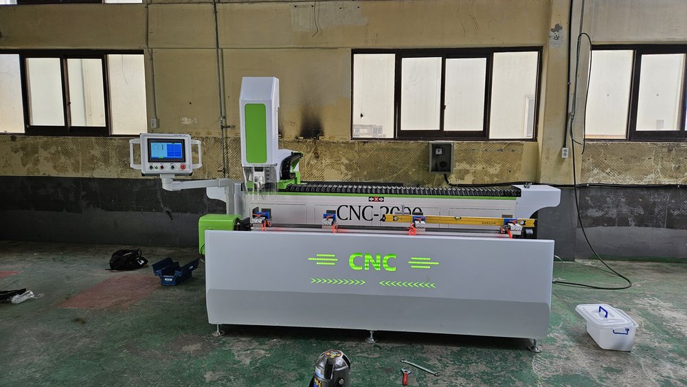 CNC 루터기 앞에 세운 레이저 수평기