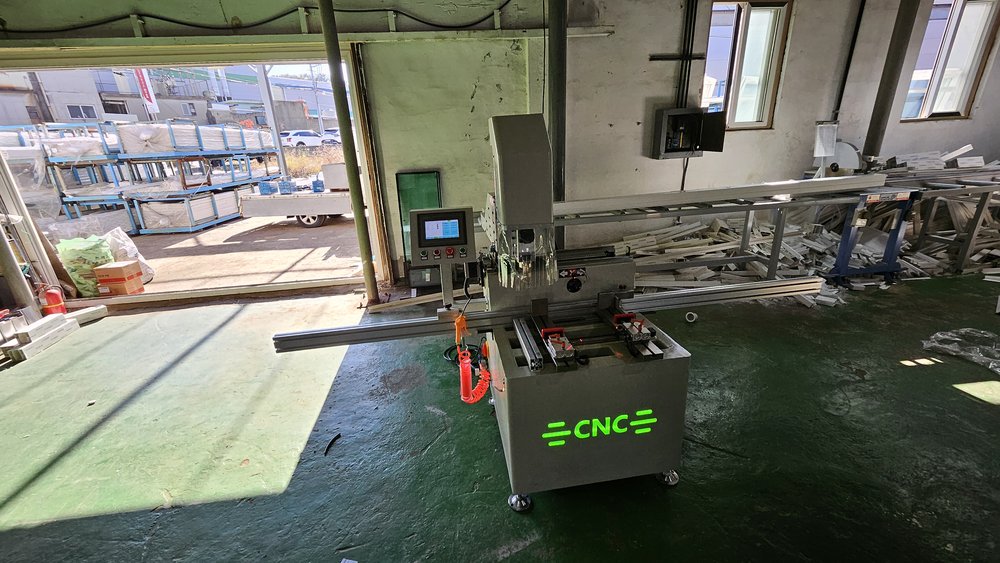 자리를 잡고 양쪽에 자재 받침대를 이은 WTMM-CNC-400