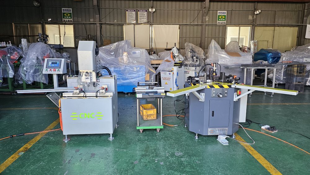 출고를 앞두고 나란히 놓은 CNC400 루터기와 WTMC-140S 코너클램프기