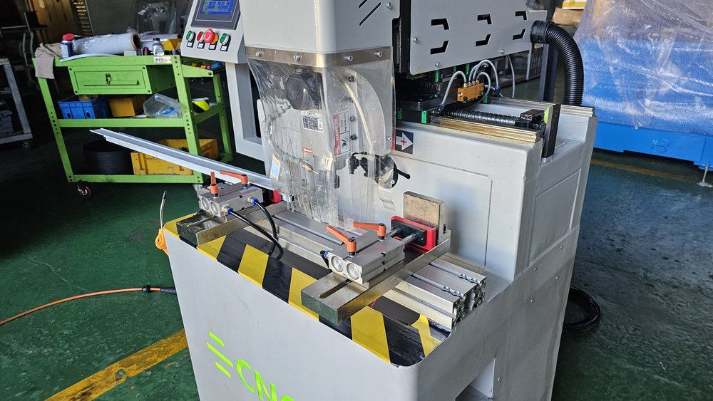 CNC400 헤드 아래 클램프에 고정한 알루미늄 자재