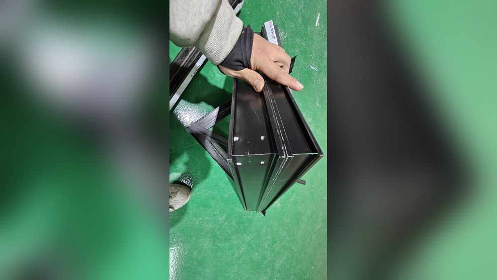 맞붙인 모서리를 손으로 확인하는 모습