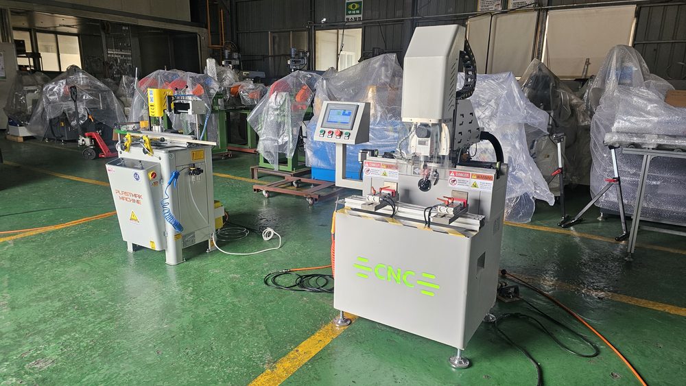 나란히 놓은 수동형 SC-541(왼쪽)과 CNC형 WTMM-CNC-400(오른쪽)