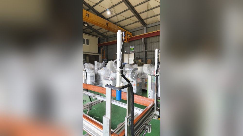 모서리 기둥 위쪽에 단 실린더