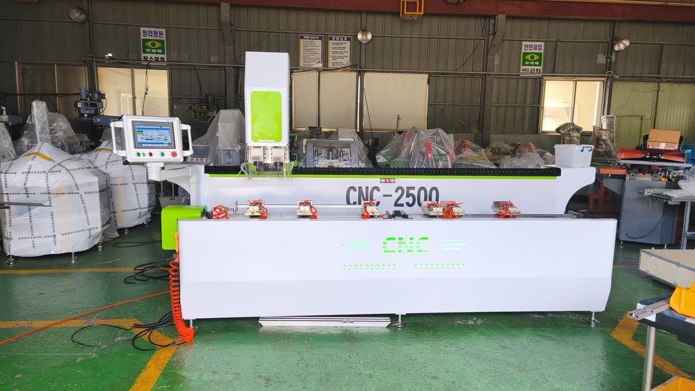 공장에 설치된 WTMM-CNC-C2500 CNC 루터 가공기 전체 모습