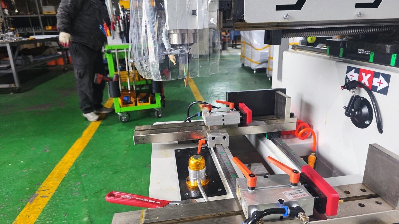 WTMM-CNC-400 가공대와 공압 클램프