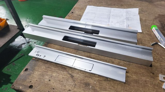 알루미늄 프로파일 가운데의 긴 홈, CNC 루터기로 가공할 수 있나요?