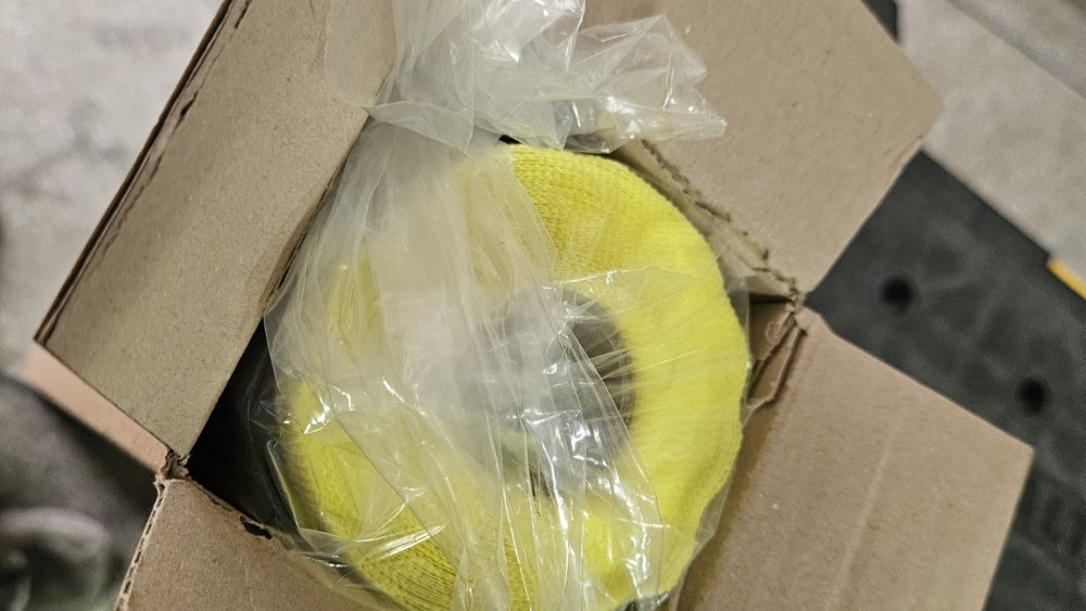 상자에 담아 출고한 접착식 열판지 10미터 롤