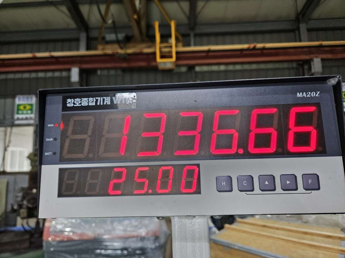절단 길이를 보여 주는 디지털 표시기