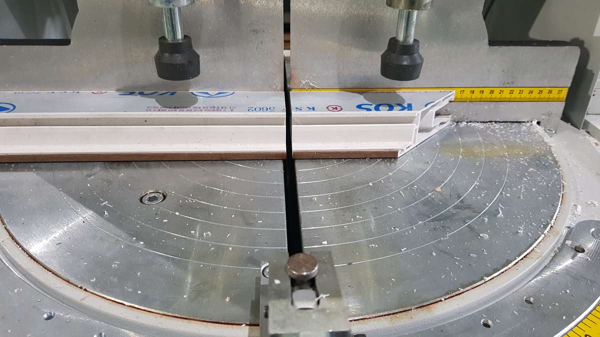 절단한 자재와 톱날 자리