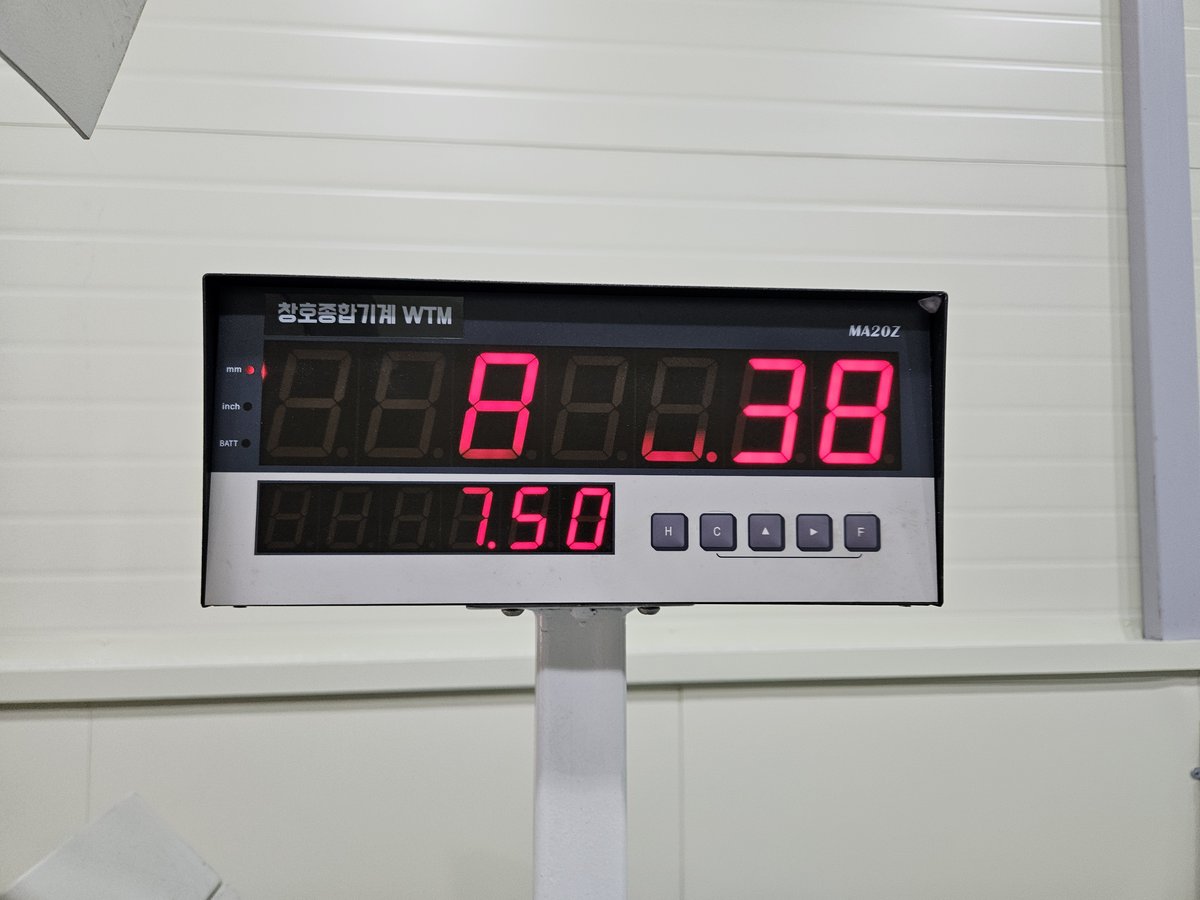 절단 길이를 보여 주는 디지털 표시기