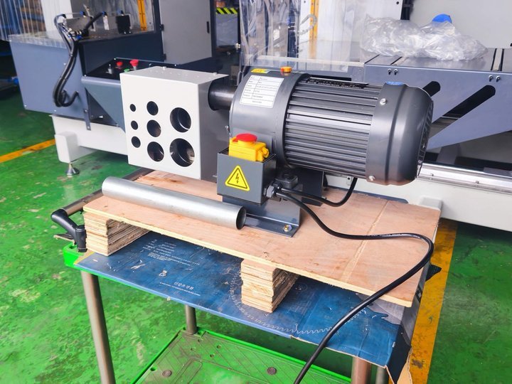 380V 모터식 노칭기 출고 전 시운전 — WTM-MNR1-380V · 창호종합기계 유튜브