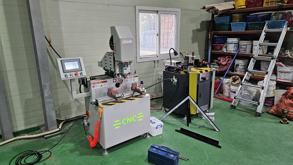 고객 공장에 설치된 CNC400 루터기와 WTMC-140S