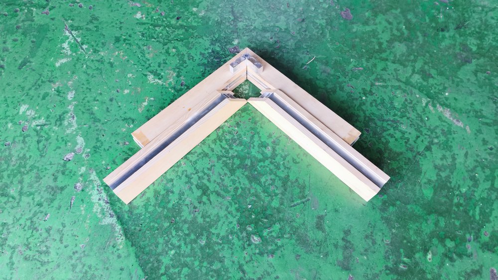 목재·알루미늄 복합 창틀 모서리