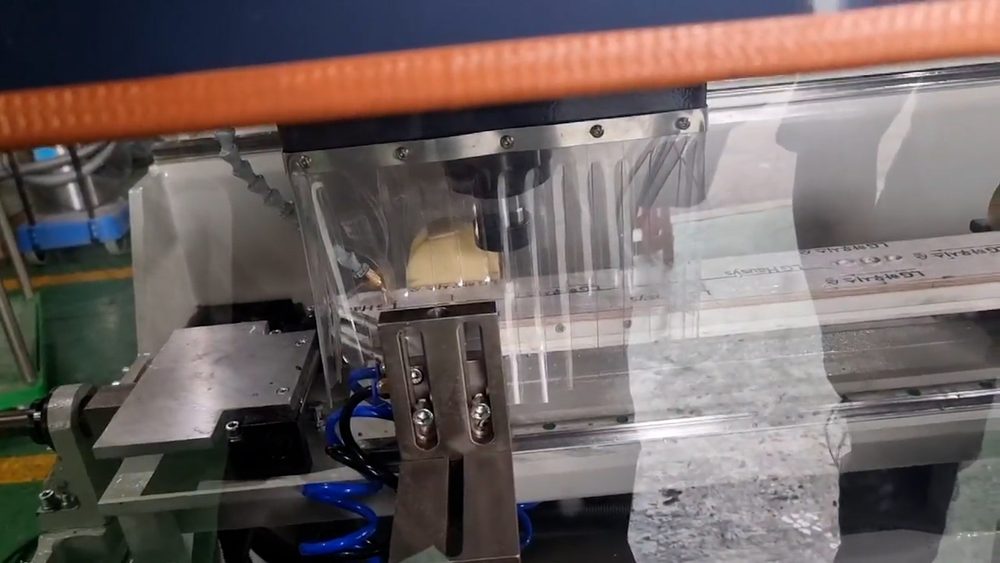 덮개 안에서 내려온 드릴