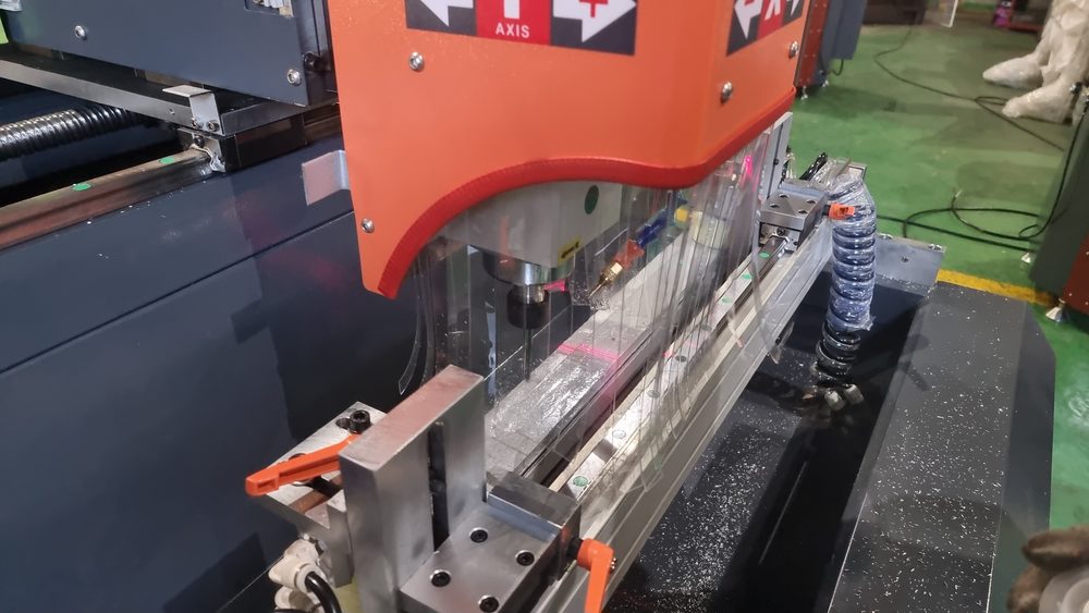자재를 세워 잡는 클램프