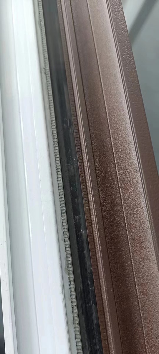 이빨 자국 확대 — 원판에 눌린 코팅면