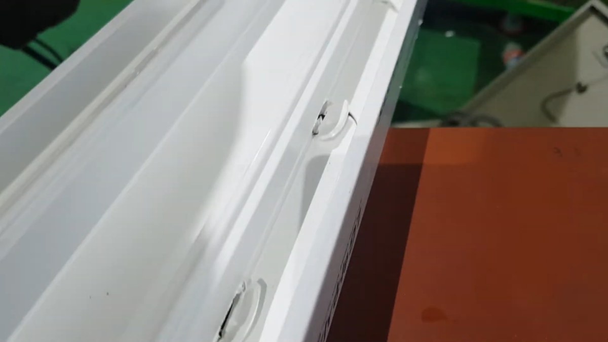 배수홀 구멍 둘레에 금이 간 PVC 창틀